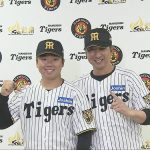 村上頌樹投手と藤川球児監督.jpg